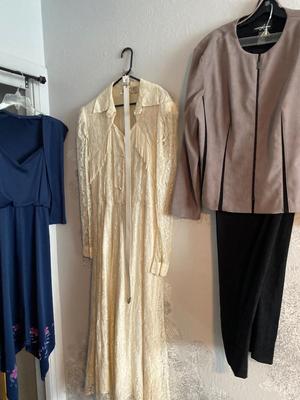 WOMENS CLOTHING RANGING IN SIZES