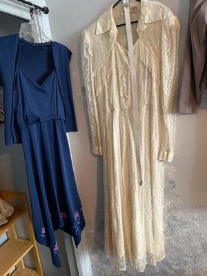 WOMENS CLOTHING RANGING IN SIZES
