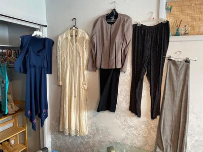 WOMENS CLOTHING RANGING IN SIZES