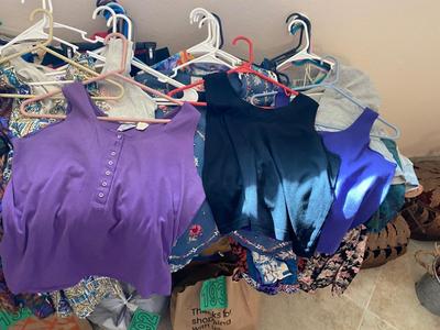 HUGE LOT OF WOMEN'S CLOTHING FOR SUMMERTIME (PETITE)
