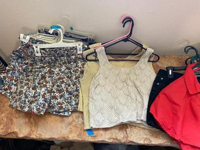 HUGE LOT OF WOMEN'S CLOTHING FOR SUMMERTIME (PETITE)