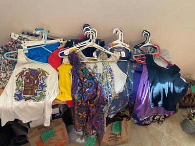 HUGE LOT OF WOMEN'S CLOTHING FOR SUMMERTIME (PETITE)