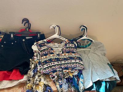 HUGE LOT OF WOMEN'S CLOTHING FOR SUMMERTIME (PETITE)