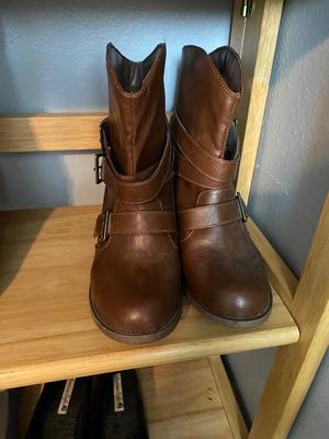 SHELF, BOOTS AND SHOES