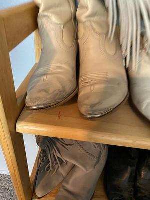 SHELF, BOOTS AND SHOES