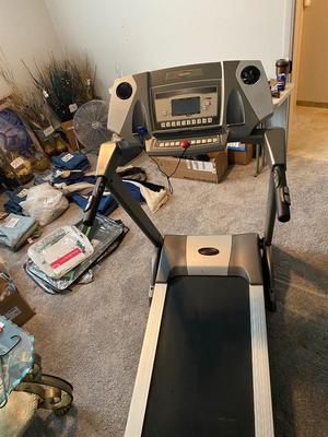 REALLY NICE SPIRIT TREADMILL