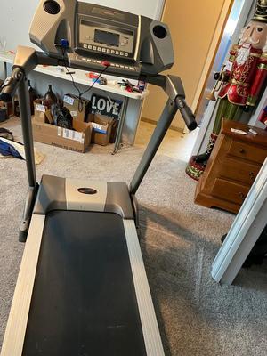 REALLY NICE SPIRIT TREADMILL