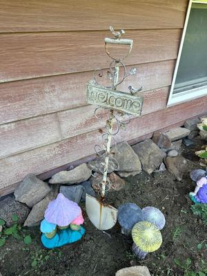 METAL WELCOME SIGN AND OTHER YARD ART