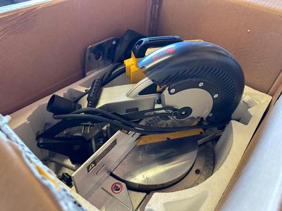 DEWALT HEAVY DUTY 10" COMPOUND MITER SAW