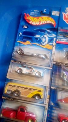 LOT 27 - 12 HOT WHEELS CARS