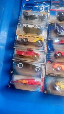 LOT 27 - 12 HOT WHEELS CARS