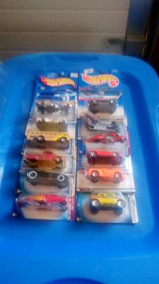 LOT 27 - 12 HOT WHEELS CARS