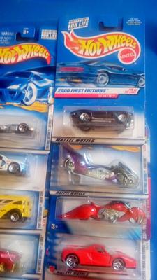 LOT 27 - 12 HOT WHEELS CARS