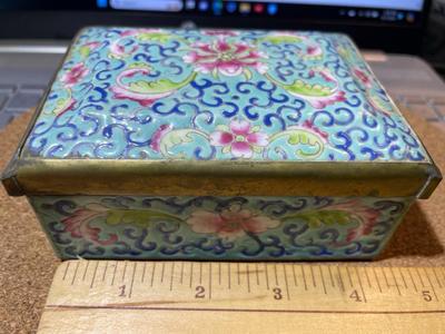 Chinese Republic Period Famille Verte Porcelain 1-Time Hinged Lidded Trinket Box w/Many Stress Cracks as Pictured.