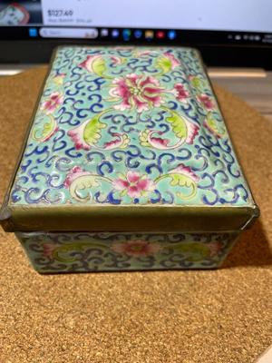 Chinese Republic Period Famille Verte Porcelain 1-Time Hinged Lidded Trinket Box w/Many Stress Cracks as Pictured.