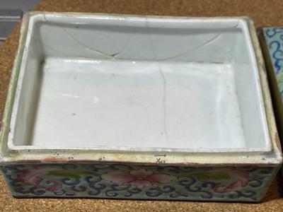 Chinese Republic Period Famille Verte Porcelain 1-Time Hinged Lidded Trinket Box w/Many Stress Cracks as Pictured.