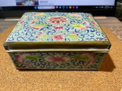 Chinese Republic Period Famille Verte Porcelain 1-Time Hinged Lidded Trinket Box w/Many Stress Cracks as Pictured.