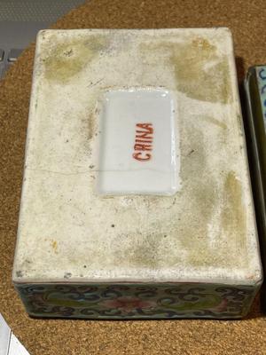 Chinese Republic Period Famille Verte Porcelain 1-Time Hinged Lidded Trinket Box w/Many Stress Cracks as Pictured.