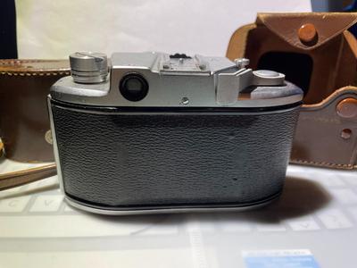 Vintage Mid-Century Minolta 35mm Camera in Good Preowned Condition as Pictured. (Un-Tested).