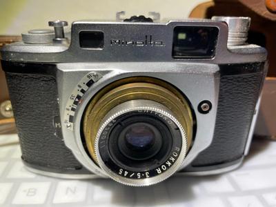 Vintage Mid-Century Minolta 35mm Camera in Good Preowned Condition as Pictured. (Un-Tested).