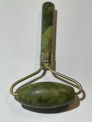 Vintage Jade/Jadeite Cosmetic Face Roller in VG Preowned Condition.