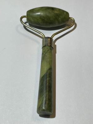Vintage Jade/Jadeite Cosmetic Face Roller in VG Preowned Condition.