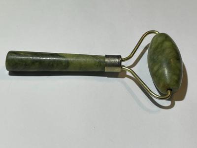 Vintage Jade/Jadeite Cosmetic Face Roller in VG Preowned Condition.