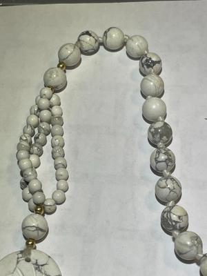Vintage Asian HOWLITE Bead 30" Fashion Necklace w/Carved Howlite Fish in Good Preowned Condition as Pictured.