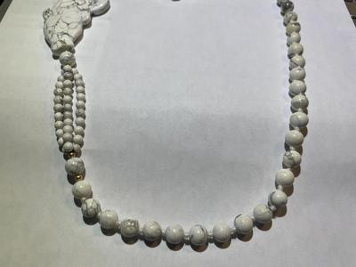 Vintage Asian HOWLITE Bead 30" Fashion Necklace w/Carved Howlite Fish in Good Preowned Condition as Pictured.