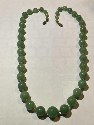 Vintage Large Jade/Jadeite Knotted Bead Necklace 20" Long in Good Preowned Condition as Pictured.