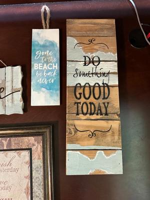AN ASSORTMENT OF WALL DECOR