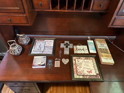 AN ASSORTMENT OF WALL DECOR