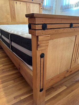 RUSTIC HACIENDA STYLE QUEEN BED WITH A SLEEP NUMBER MATTRESS SET