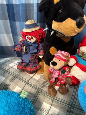AN ASSORTMENT OF PLUSH ANIMALS (3)