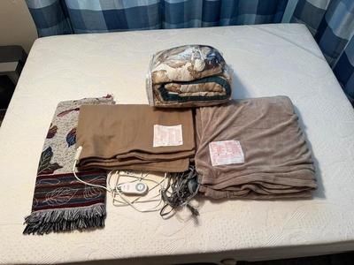 DOUBLE SIZE COMFORTER, HEATED BLANKET & THROW PLUS KNIT THROW