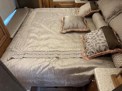 2016 TUSCANY XTE MOTOR COACH WITH ALL THE BELLS AND WHISTLES