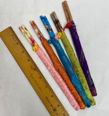 5 sets of chopsticks in fabric Holders of various colors