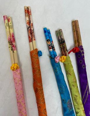 5 sets of chopsticks in fabric Holders of various colors