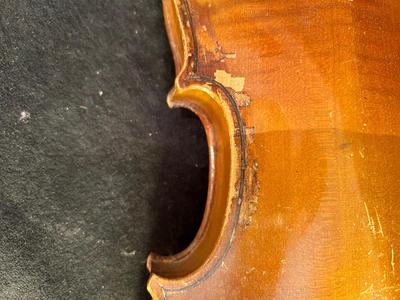 Lot 99. Vintage Violin Bundle