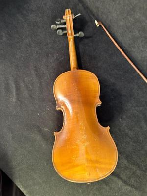 Lot 99. Vintage Violin Bundle