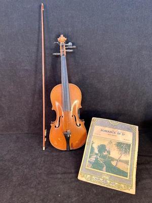 Lot 99. Vintage Violin Bundle