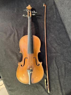 Lot 99. Vintage Violin Bundle