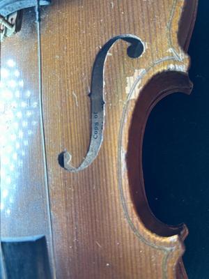 Lot 99. Vintage Violin Bundle