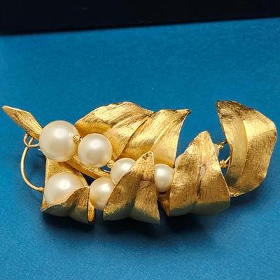 Kramer Brooch - Peas in a pod