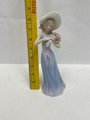 House of Lloyd Porcelain Figurine: Girl with Sun Hat and Flowers