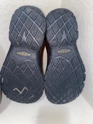 MENS KEEN AND CROC’S SIZE 11
