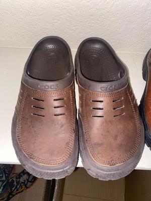 MENS KEEN AND CROC’S SIZE 11