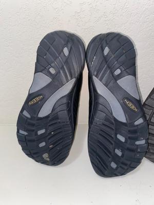VERY NICE MEN'S KEENS SIZE 11