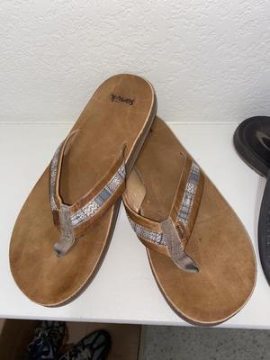 3 PAIR OF MEN’S FLIP FLOPS SIZE 11 & HAT