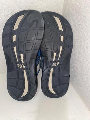 3 PAIR OF MEN’S FLIP FLOPS SIZE 11 & HAT